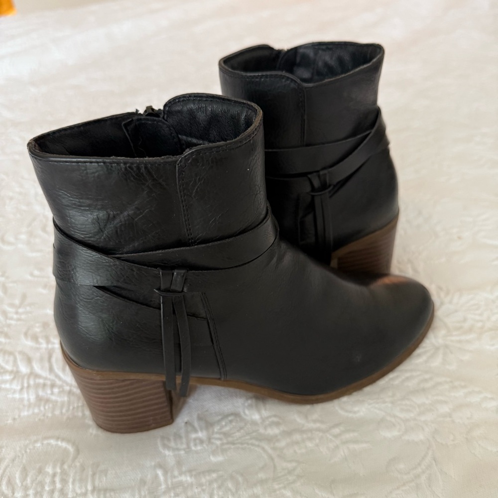 Frye & Company Indiana Black Faux Vegan Leather Ankle Boots. Size 7.5